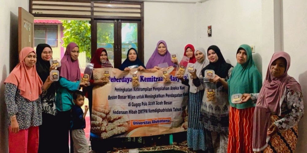 Pelatihan membuat kue berbahan wijen oleh tim PKM Unaya di Pulo Aceh, Senin (12/8/2024)